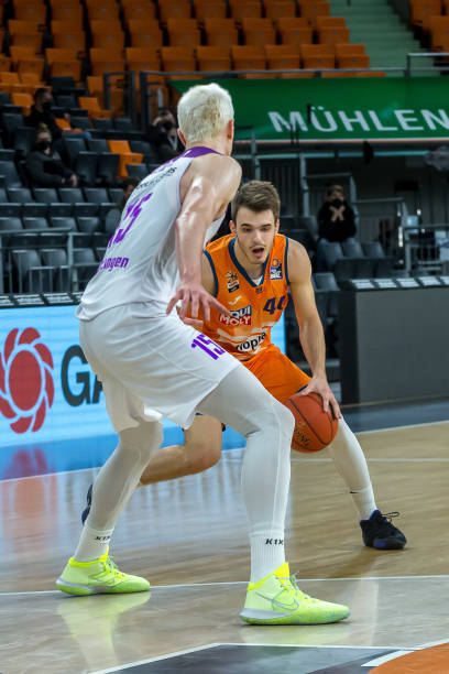 背后严谨而 背后严谨而